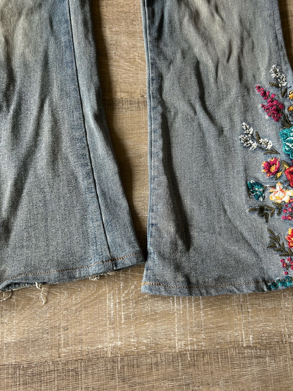 ▶️ Driftwood x Free People Embroidered Floral Crop Flare Jeans Womens 34 Boho - Picture 10 of 16